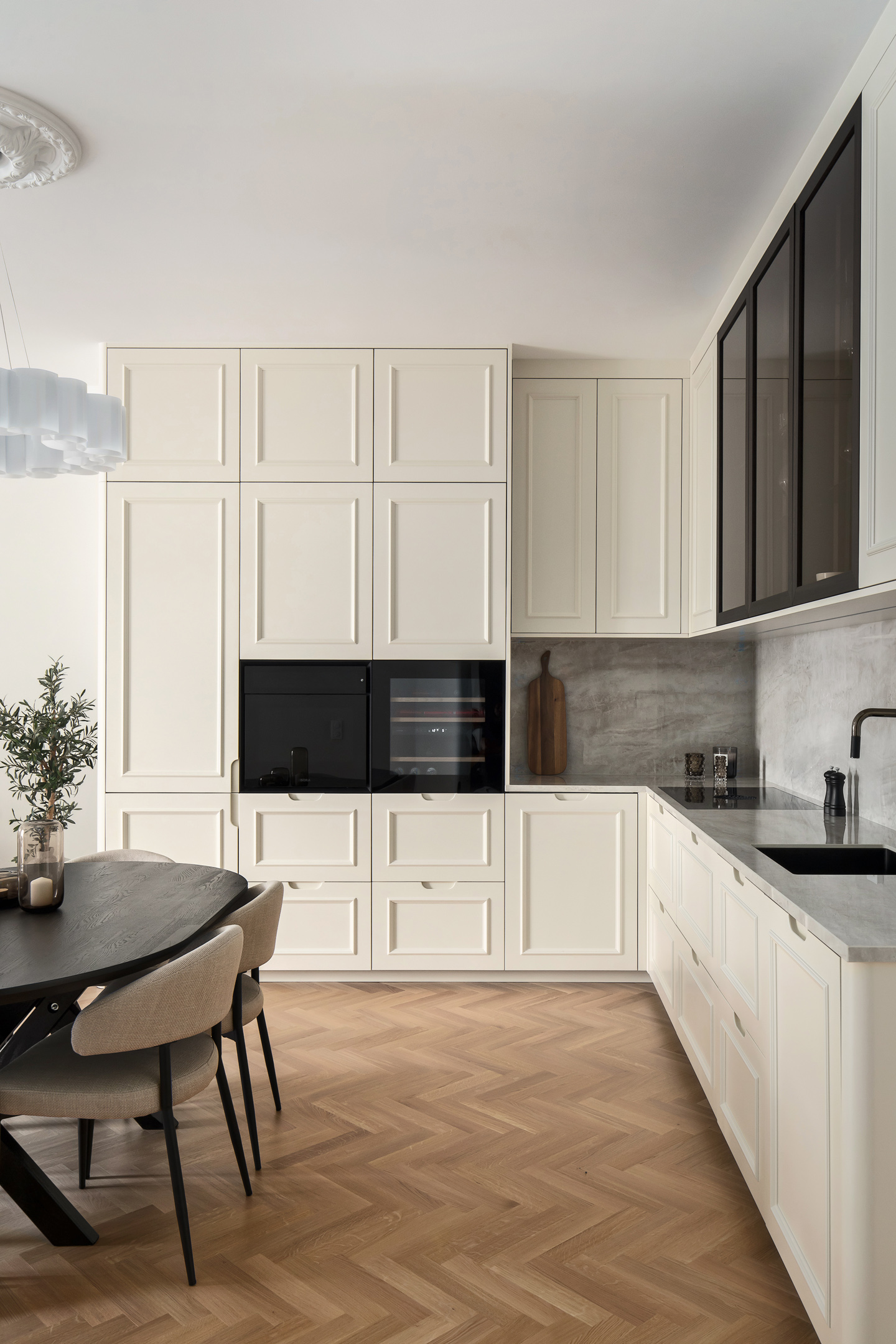 Tidlös elegans: Paris köksluckor i sekelskifteslägenhet