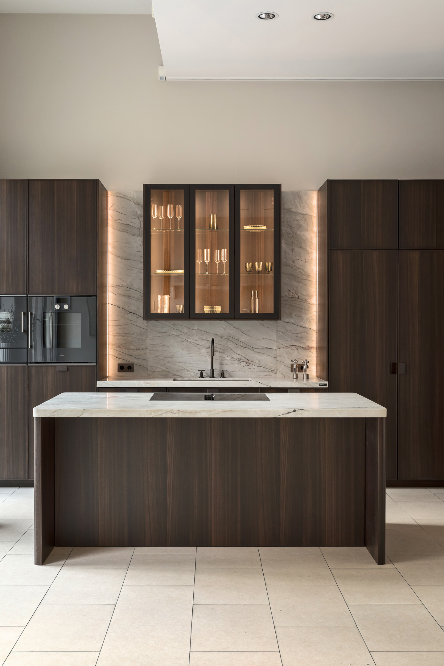 MiaThéo Tokyo: Fronter i mörk Eukalyptus